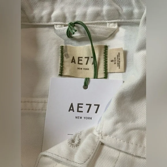 The American Eagle AE77 Women’s Classic White Distressed Denim Jacket, Size S - Picture 5 of 6